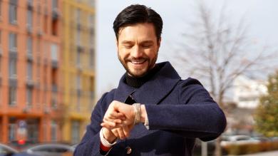 
		Man in the fall checks the time
	
